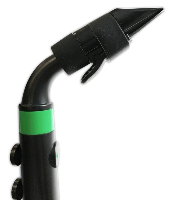 Foto detalle de la boquilla y caña del saxofono Nuvo Jsax modelo N-520JBGN negro y verde