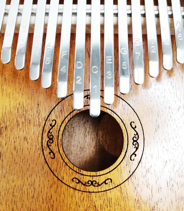 Detail of the kalimba Gewa modelo PG KL M's keys and soundhole