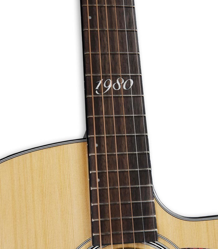 Incrustación '1980' en el diapasón de la guitarra electroacústica Walden modelo G570RCERVW Rui Veloso 40 años