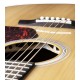 Detalle de la tapa y puente de la guitarra electroacústica Walden modelo G570RCERVW Rui Veloso 40 años