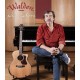 Foto de Rui Veloso con la guitarra electroacústica Walden modelo G570RCERVW Rui Veloso 40 años