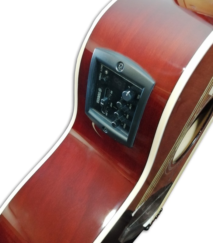 Detalhe do preamp da guitarra eletroacústica Yamaha modelo CPX600 RTB CTW