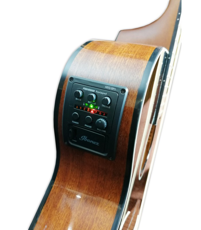 Detalhe do preamplificador da guitarra eletroacústica Ibanez modelo AEWC11 DVS