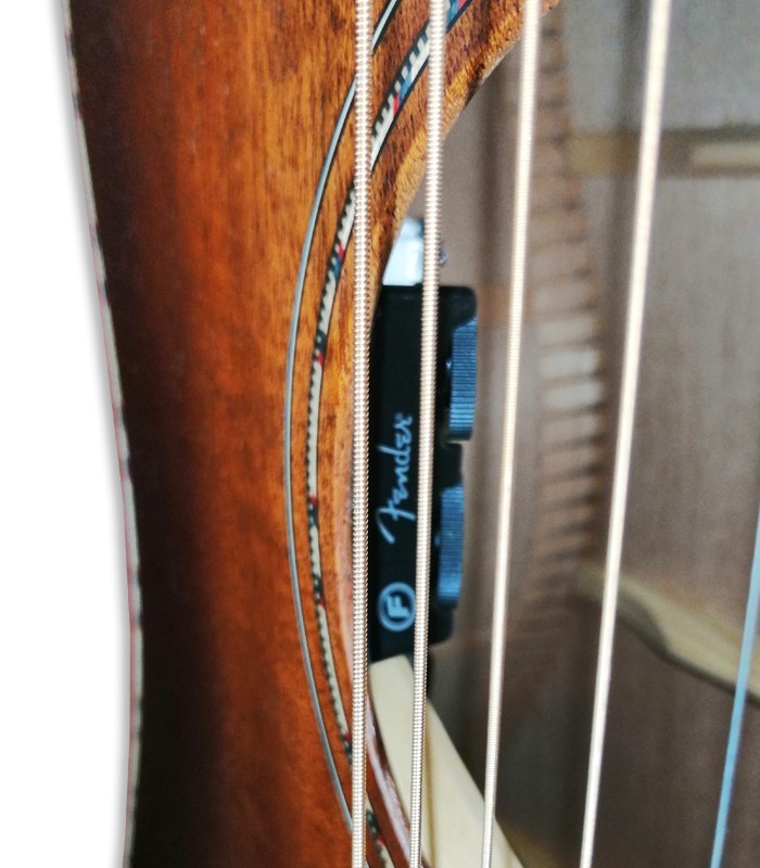 Detalhe do preamp da guitarra eletroacústica Fender modelo Paramount PD-220E