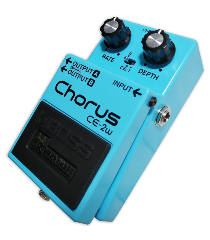 Controls and input of the pedal Boss model CE 2W Waza Chorus