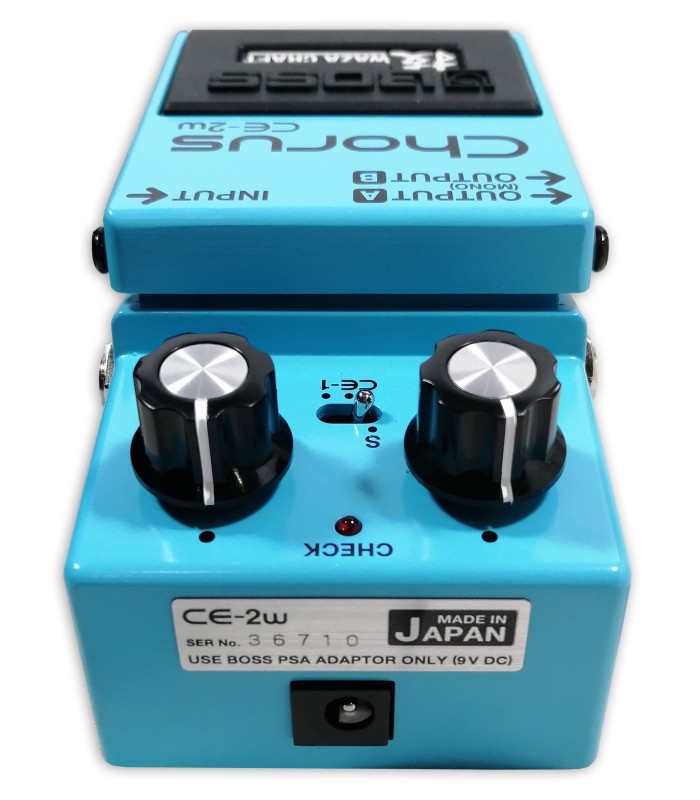 Entrada para o alimentador do pedal Boss modelo CE 2W Waza Chorus