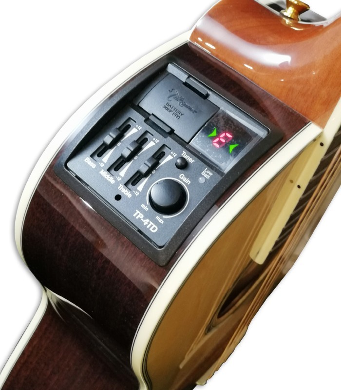 Detalhe do preamp da guitarra eletroacústica Takamine modelo GY51E New Yorker