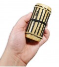 Shaker Toca modelo T BSL Bamboo Large numa mão