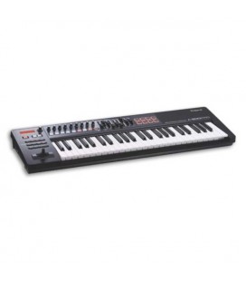 Foto a 3/4 do controlador MIDI Roland A-500PRO