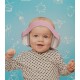 Bebé con el protector auditivo Alpine modelo Muffy color rosa