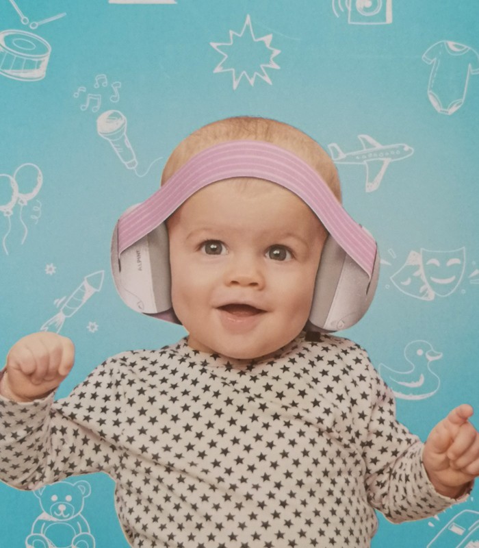 Bebé con el protector auditivo Alpine modelo Muffy color rosa