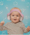 Bebé com o protector auditivo Alpine modelo Muffy cor rosa