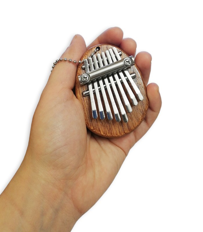 Kalimba Gewa modelo F835530 numa mão