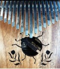 Detalle de la boca y láminas de la kalimba Gewa modelo F835550