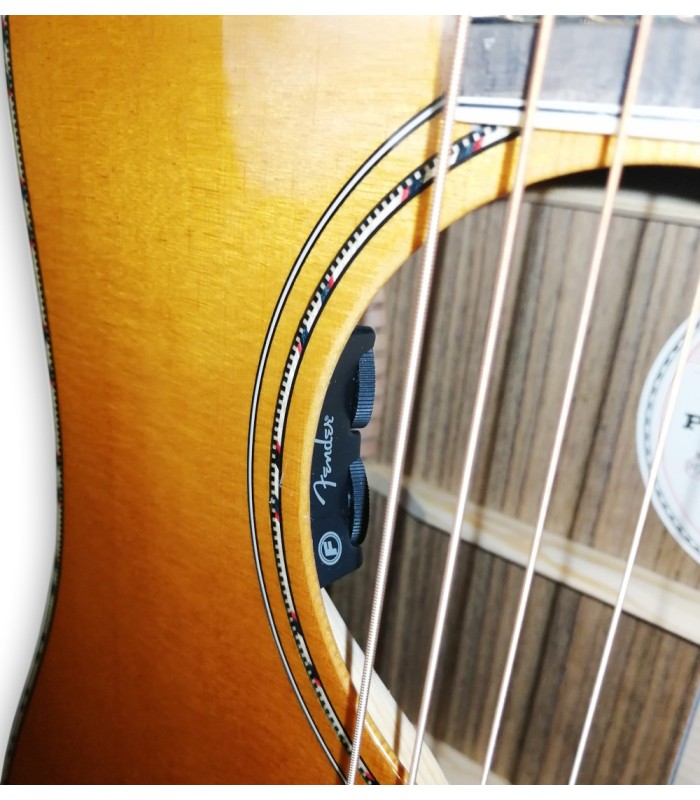 Detalle del preamp en el interior de la boca de la guitarra electroacústica Fender modelo Paramount PD 220E Dreadnought Natural