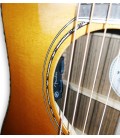 Detalle del preamp en el interior de la boca de la guitarra electroacústica Fender modelo Paramount PD 220E Dreadnought Natural