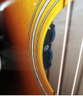 Detalle de la guitarra electroacústica Guild modelo F 250CE Jumbo Cutaway Antique Burst