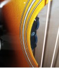 Detalhe do preamp da guitarra eletroacústica Guild modelo F 250CE Jumbo Cutaway Antique Burst