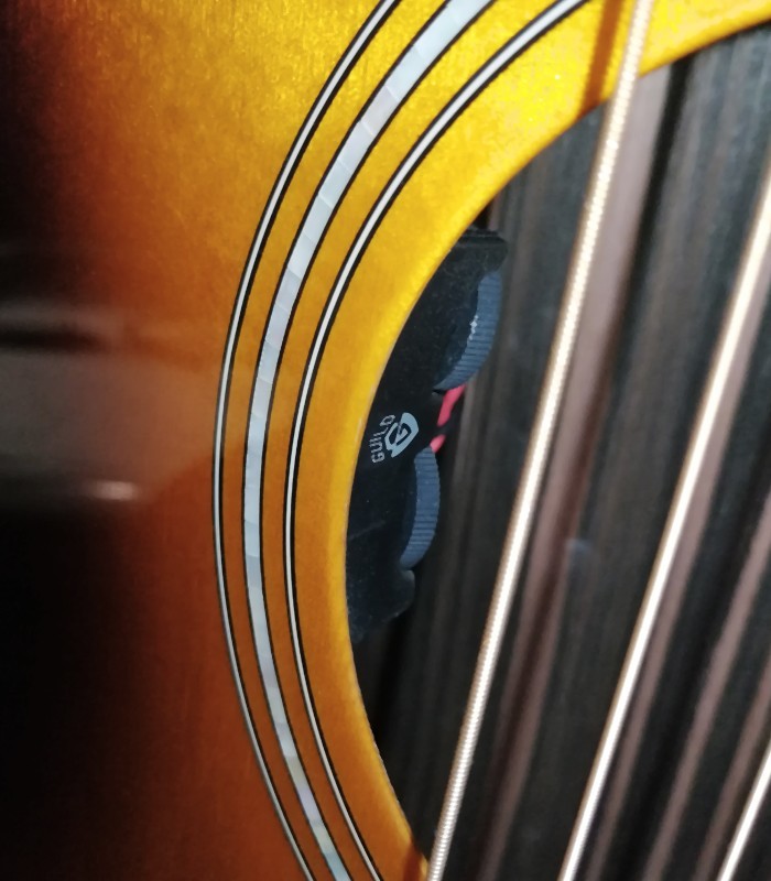 Detalle del preamp en el interior de la boca de la guitarra electroacústica Guild modelo OM 260CE de Luxe Orchestra Cutaway Anti