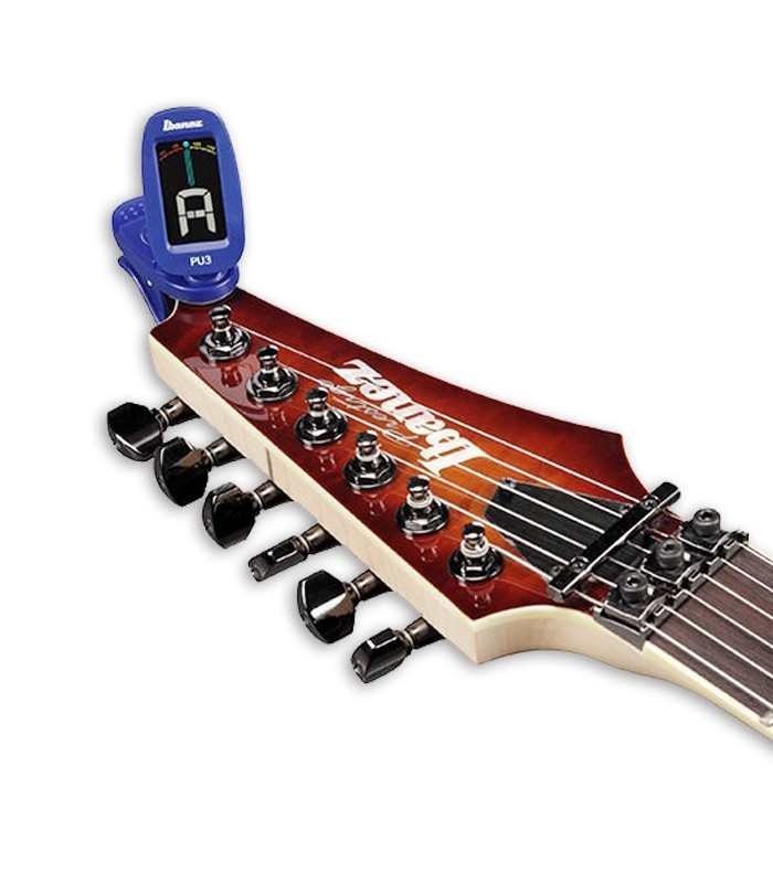 Afinador cromático Ibanez modelo PU3 BL Clip Tuner na cabeça duma guitarra