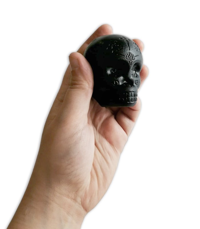 Shaker LP modelo LP006 Skull Shaker negro en una mano