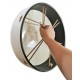 Tambor Remo modelo Buffalo Drum E1-0314-00 en una mano