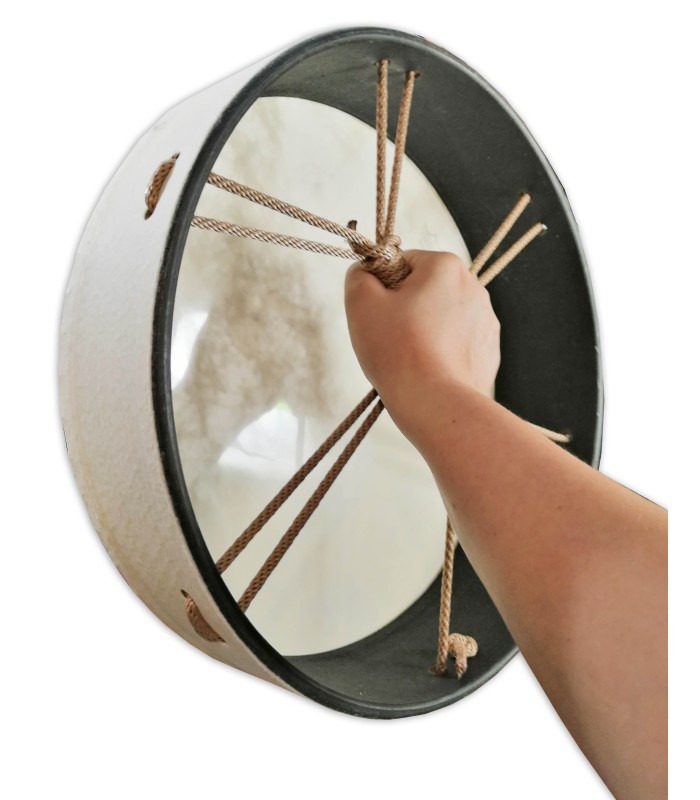Tambor Remo modelo Buffalo Drum E1-0314-00 en una mano