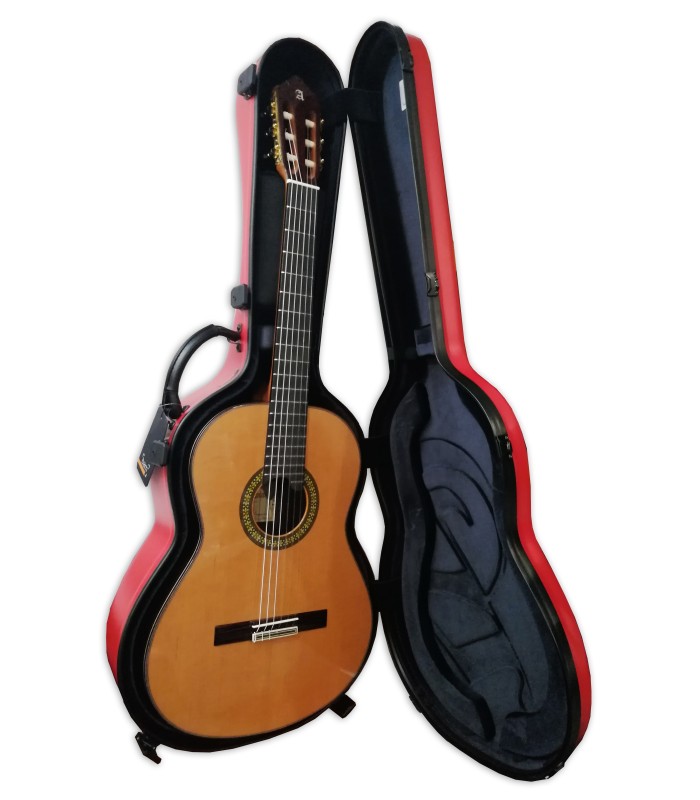 Guitarra clássica Alhambra modelo 11P no interior do estojo Iconic 9270