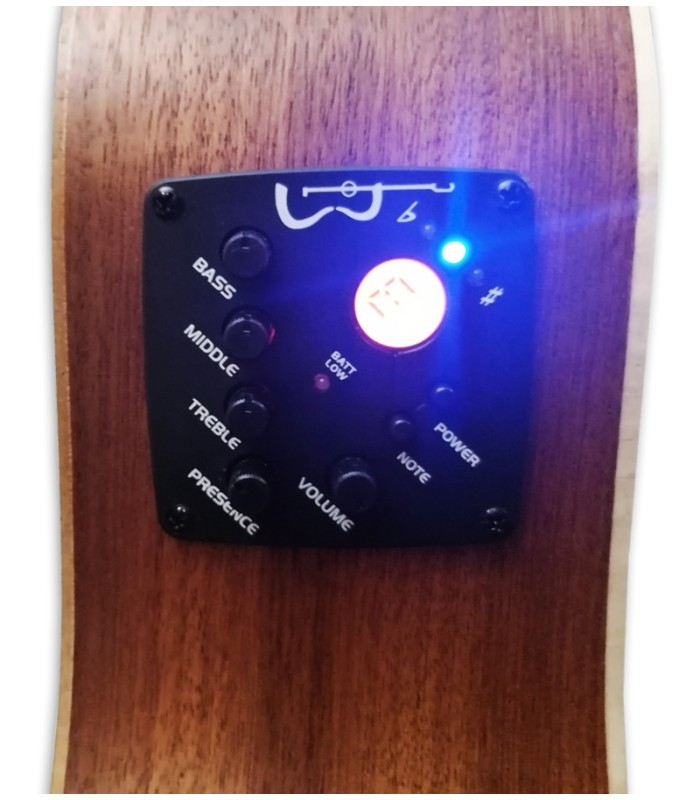 Detalhe do preamp da guitarra clássica APC modelo EA100 CROSS CW Crossover
