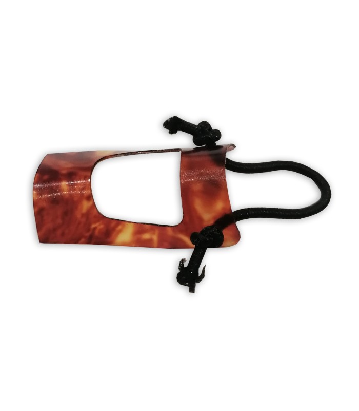 Detail of the nail Dragão in square shape with an elastic