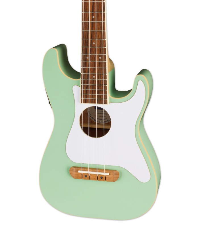 Detalhe do corpo com tampo em spruce e com guarda-unhas branco do ukulele concerto Fender modelo Fullerton Strat SFG
