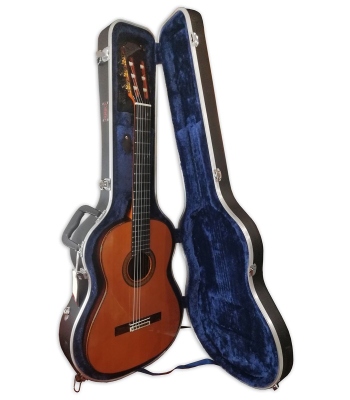 Guitarra clásica Luthier Teodoro Perez modelo Madrid en el interior del estuche