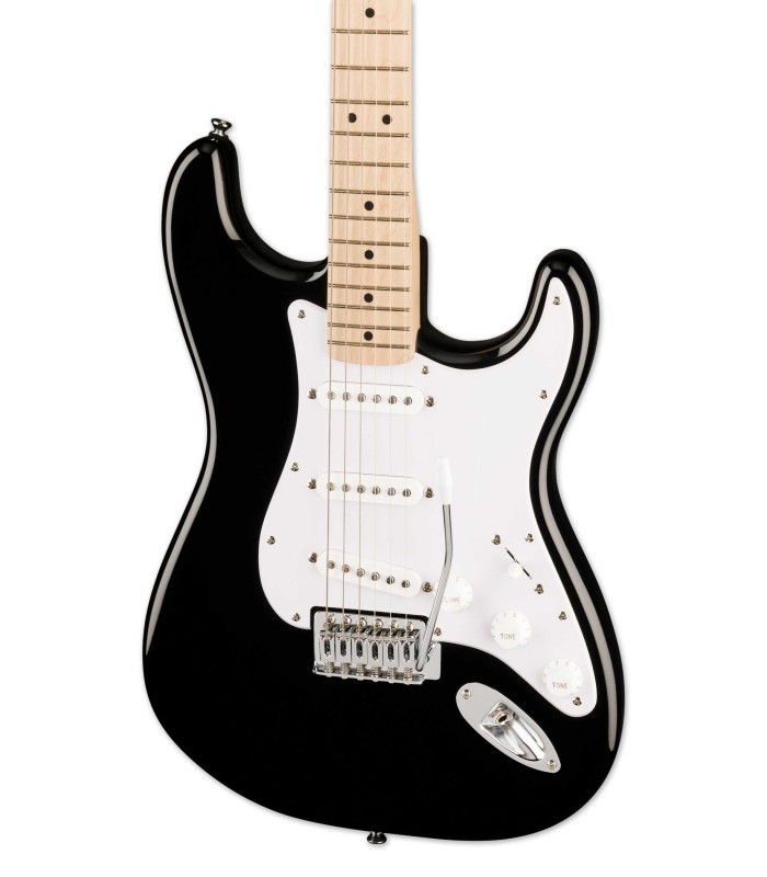 Detalhe do corpo em madeira de choupo e dos captadores 'single-coil' da guitarra elétrica Fender modelo Squier Sonic Strat MN BK