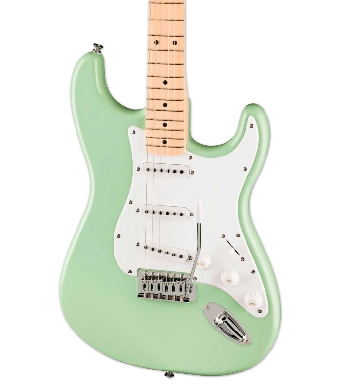 Detalhe do corpo em madeira de choupo e captadores 'single-coil' da guitarra elétrica Fender modelo Squier Sonic Strat MN SFG