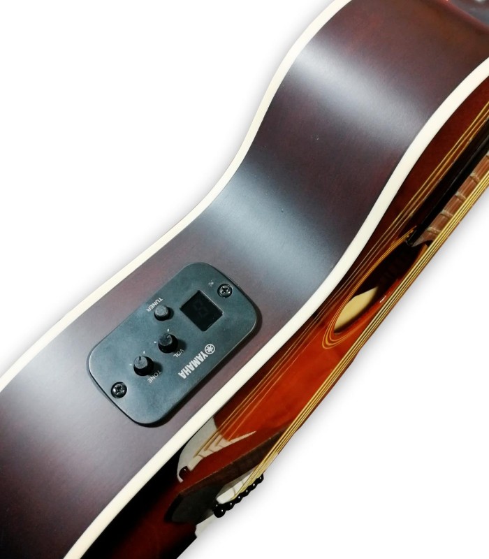 Detalle del preamp System 68PR de la guitarra electroacústica Yamaha modelo APXT2 OVS
