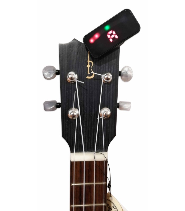 Afinador Korg modelo PC2 Pitchclip num ukulele