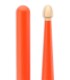 Detalle de la punta del par de baquetas Promark modelo RBH565AW Hickory Rebound 5A en color naranja