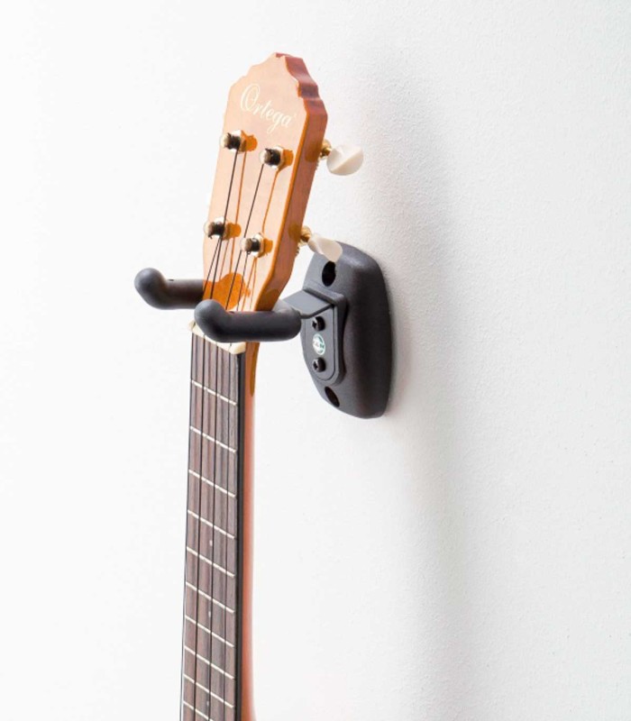 Exemplo do suporte de parede Konig and Meyer modelo 16590 com um ukulele