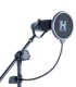 Pop filter Hercules modelo MH200B colocado en un soporte con un micrófono