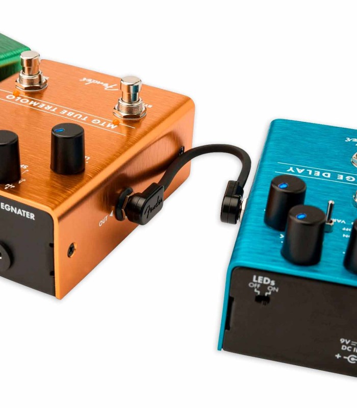 Um dos cabos do kit Fender Blockchain Patch Cable Kit Small (pequeno) a ligar dois pedais
