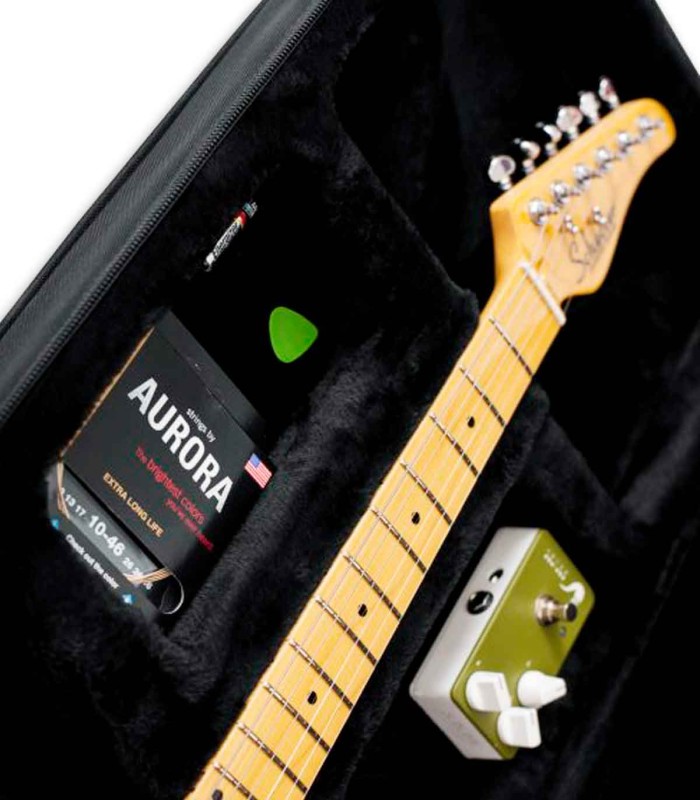 Compartimentos interiores do estojo Gator modelo GL Electric para guitarra elétrica