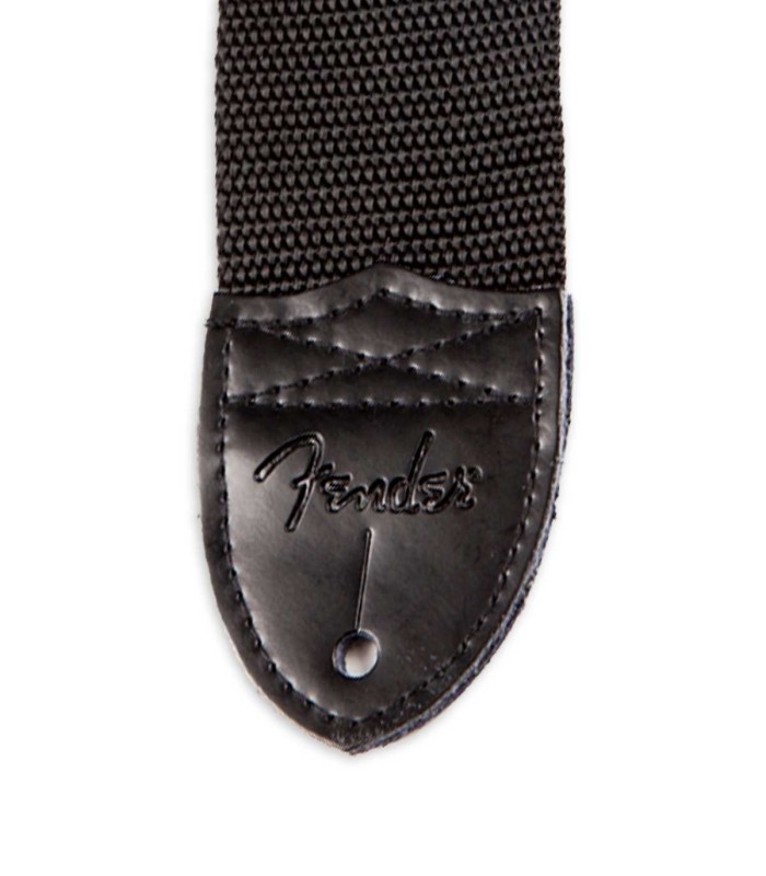 Detalle de una de las extremidades de la correa Fender con logo blanco para guitarra