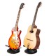 Ejemplo de dos guitarras diferentes en el soporte Quik Lok modelo GI8 portable para guitarra universal