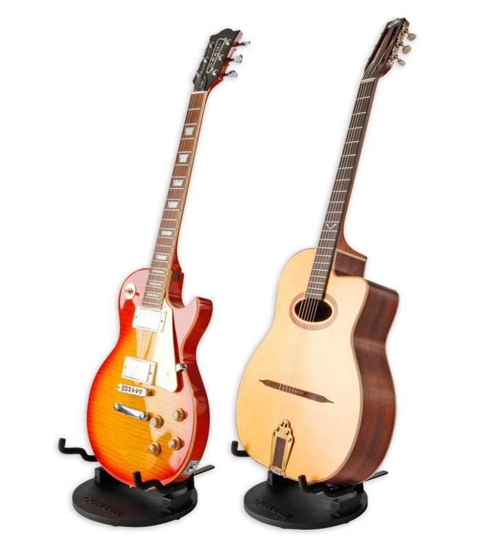 Exemplo de duas guitarras diferentes no suporte Quik Lok modelo GI8 portátil para guitarra universal