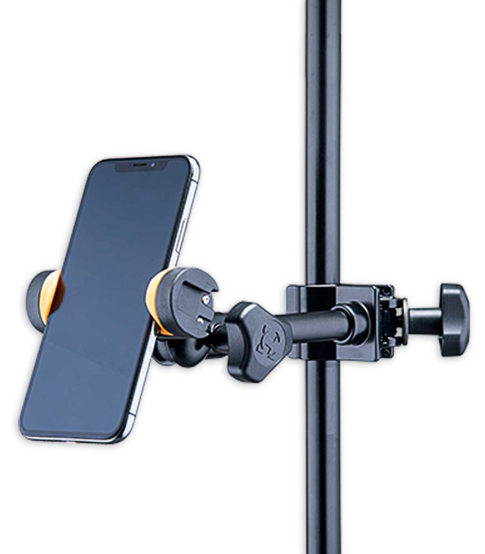 Soporte Hercules modelo DG207B colocado en un soporte de microfono con un smartphone