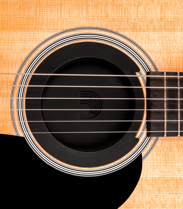 Tapa anti-feedback PS-SH-01 instalada en la boca de una guitarra acústica.