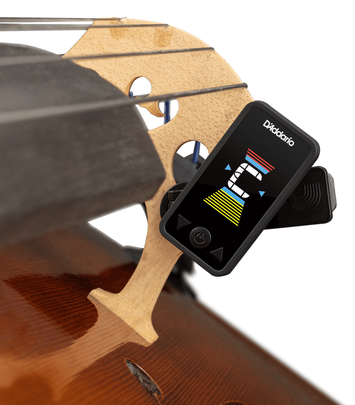 Foto do afinador D'Addario Eclipse PW-CT-17CBK na ponte do violoncelo