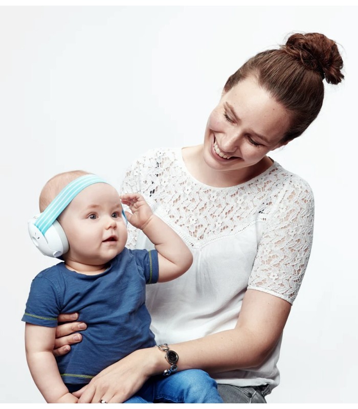 Madre con bebé a utilizar el protector Auditivo Alpine modelo Muffy de color azul