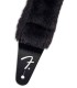 Detalle de una de las extremidades de la correa Fender modelo Poodle Plush Black