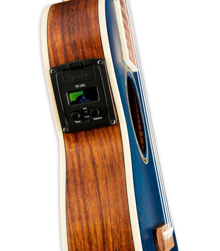 Detalhe do preamp do ukulele tenor Fender modelo Dhani Harrisson SPHR Blue